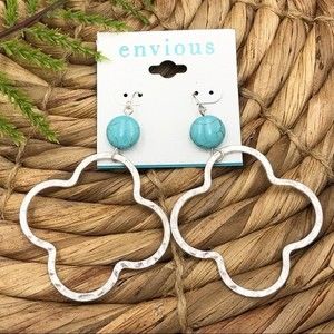 🌼 Quatrefoil Turquoise Bead Silver Tone Dangle Statement Earrings